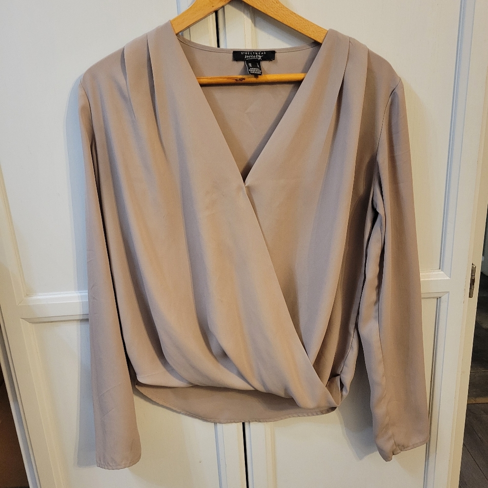 ✨️3 for $15✨️Streetwear society breezy long sleeve faux wrap top - Size Large